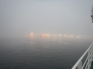 霧の苫小牧港